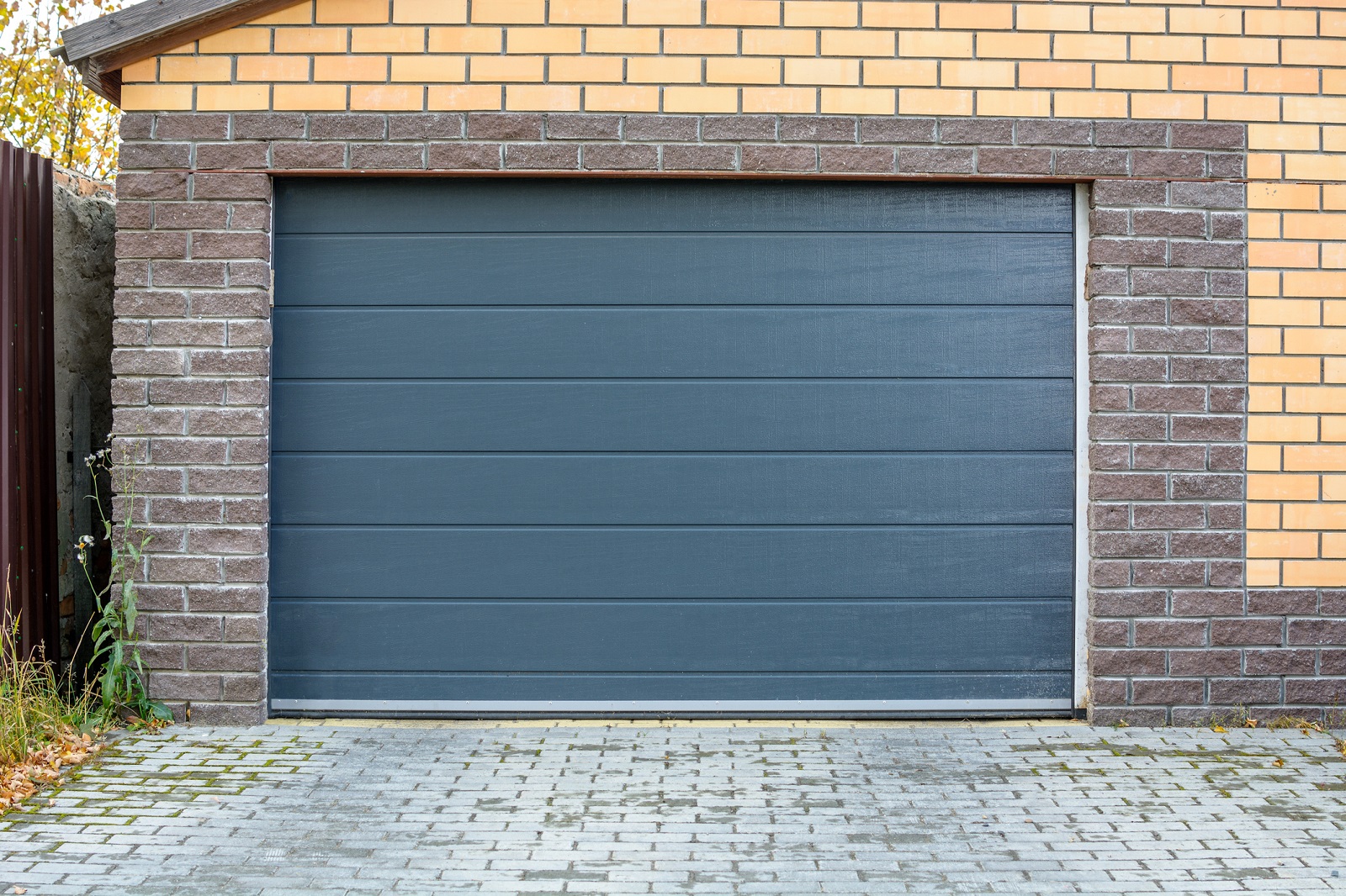 Czym cechują się segmentowe bramy garażowe?